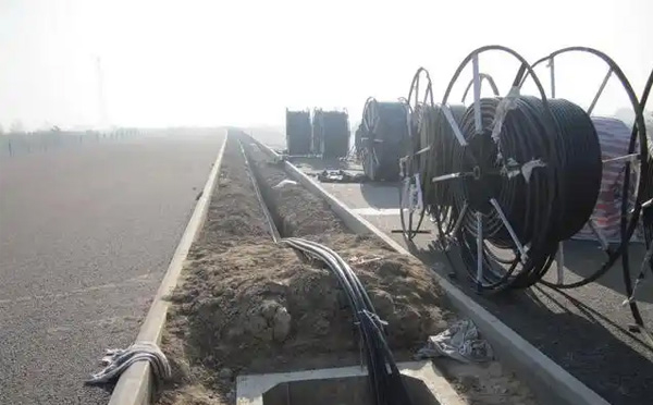 永靖光缆施工如何应对复杂地形布线难题？